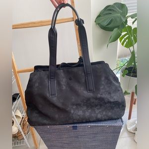 Lululemon go getter duffel bag in black camo. Excellent like-new condition